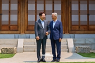 이재명 대통령과 문재인 전 대통령이 7월 1일 청와대 상춘재에서 오찬에 앞서 기념 촬영을 하고 있다.