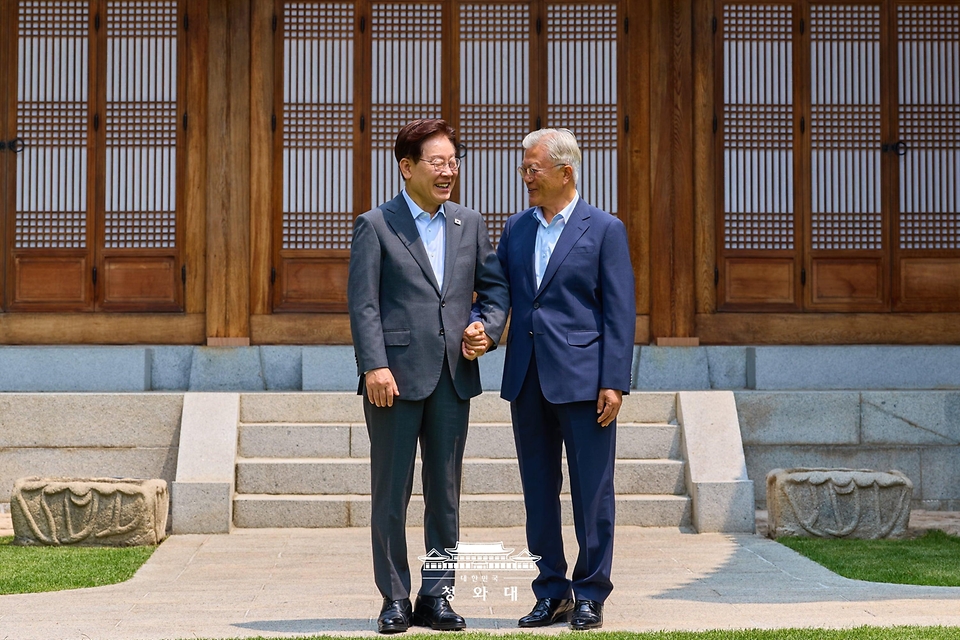 이재명 대통령과 문재인 전 대통령이 7월 1일 청와대 상춘재에서 오찬에 앞서 기념 촬영을 하고 있다.