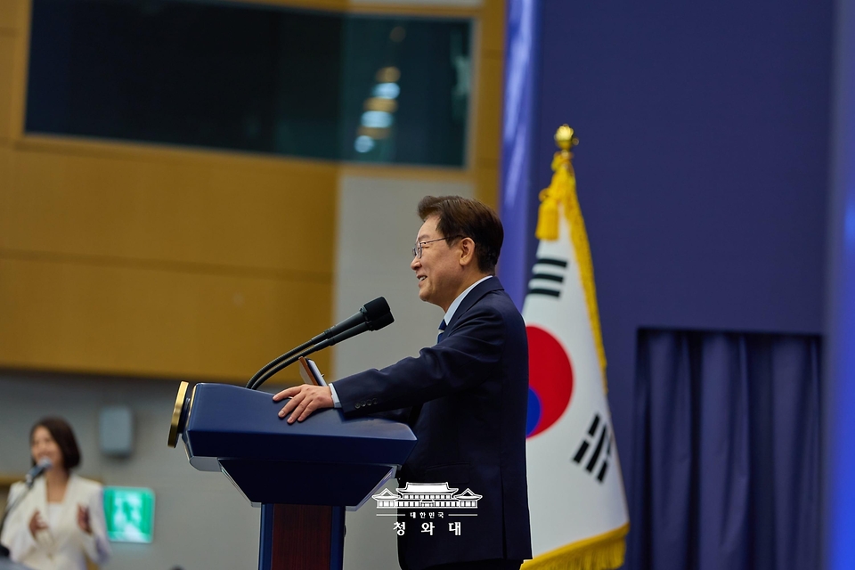 이재명 대통령이 6월 30일 광주 김대중컨벤션센터에서 열린 서남권 첨단산업 발전비전 국민보고회에서 축사하고 있다.