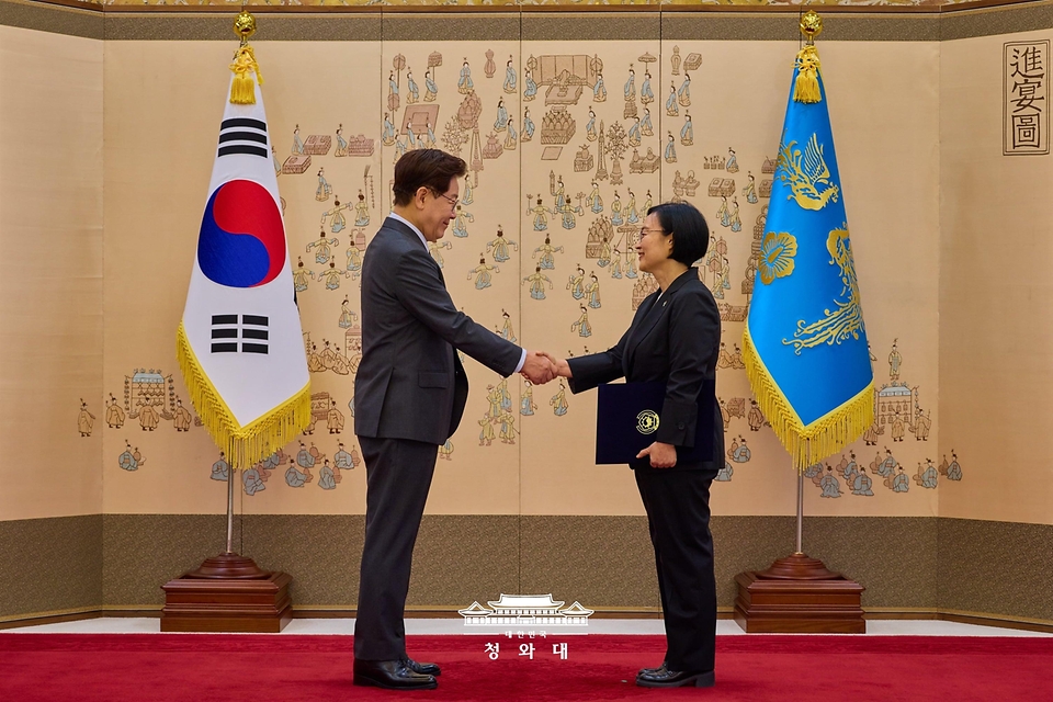 이재명 대통령이 7월 1일 청와대에서 한성숙 국무총리에게 임명장을 수여하고 있다.
