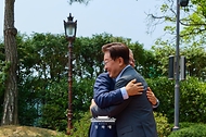 이재명 대통령이 7월 1일 오찬 회동을 위해 청와대를 방문한 문재인 전 대통령과 인사를 나누고 있다.