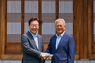이재명 대통령과 문재인 전 대통령이 7월 1일 청와대 상춘재에서 오찬에 앞서 기념 촬영을 하고 있다.