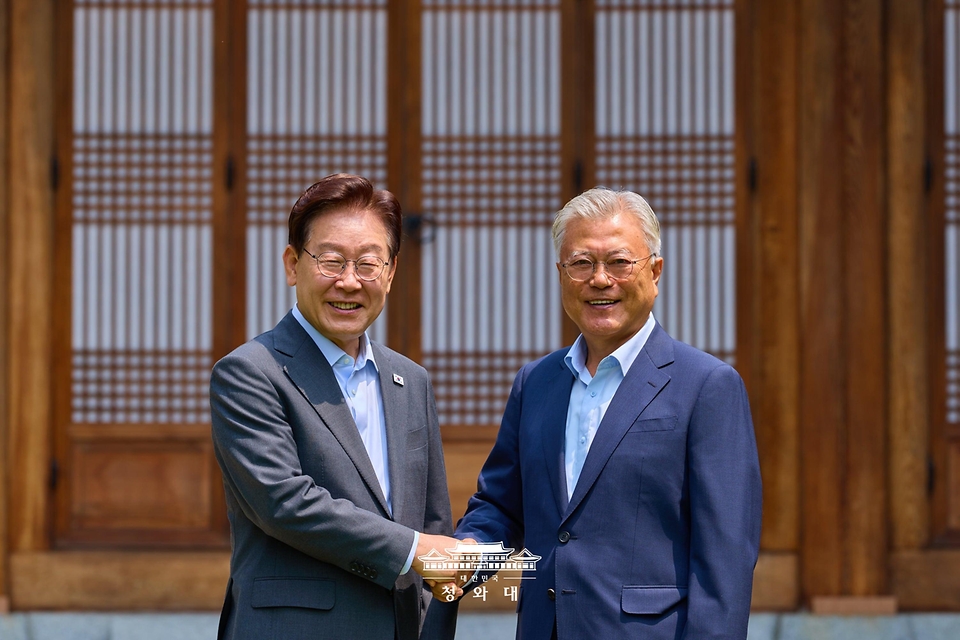 이재명 대통령과 문재인 전 대통령이 7월 1일 청와대 상춘재에서 오찬에 앞서 기념 촬영을 하고 있다.