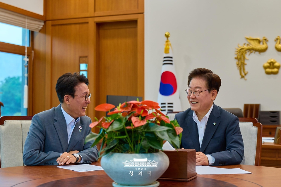 이재명 대통령과 김민석 총리가 6월 29일 마지막 주례보고 회동을 하고 있다.