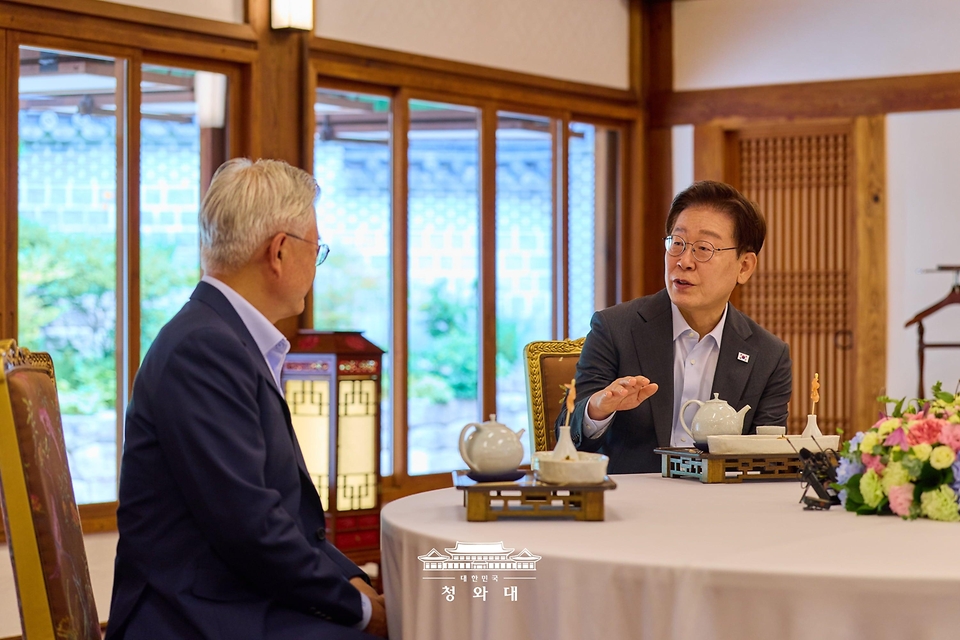 이재명 대통령이 7월 1일 청와대 상춘재에서 문재인 전 대통령과 오찬에 앞서 인사말을 하고 있다.