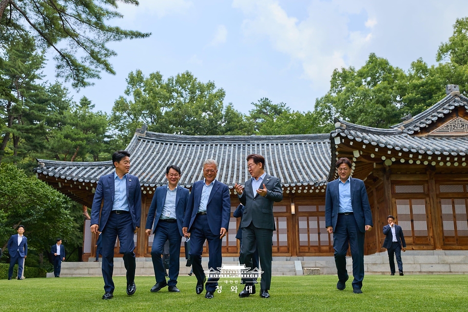 오찬 회동을 마친 이재명 대통령과 문재인 전 대통령이 7월 1일 청와대 상춘재에서 나와 이동하고 있다.