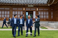 오찬 회동을 마친 이재명 대통령과 문재인 전 대통령이 7월 1일 청와대 상춘재에서 나와 이동하고 있다.