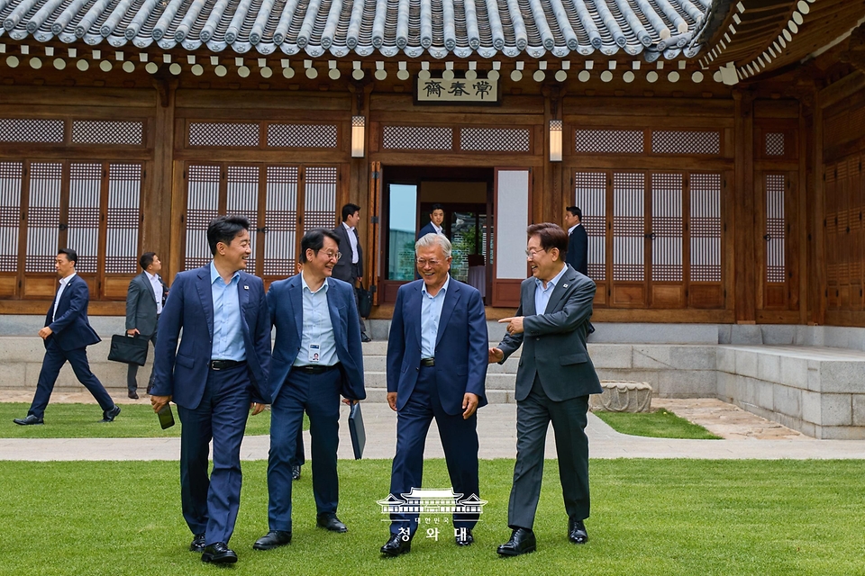 오찬 회동을 마친 이재명 대통령과 문재인 전 대통령이 7월 1일 청와대 상춘재에서 나와 이동하고 있다.
