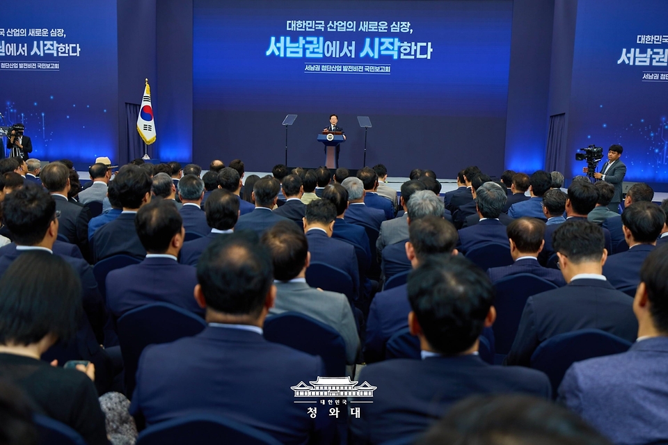 이재명 대통령이 6월 30일 광주 김대중컨벤션센터에서 열린 서남권 첨단산업 발전비전 국민보고회에서 축사하고 있다.