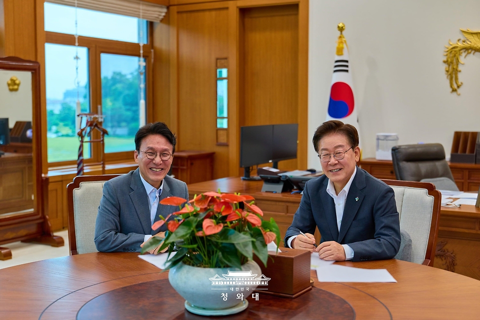이재명 대통령과 김민석 총리가 6월 29일 마지막 주례보고 회동을 하고 있다.