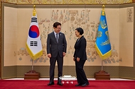 이재명 대통령이 7월 1일 청와대에서 열린 임명장 수여식에서 한성숙 국무총리와 대화하고 있다.