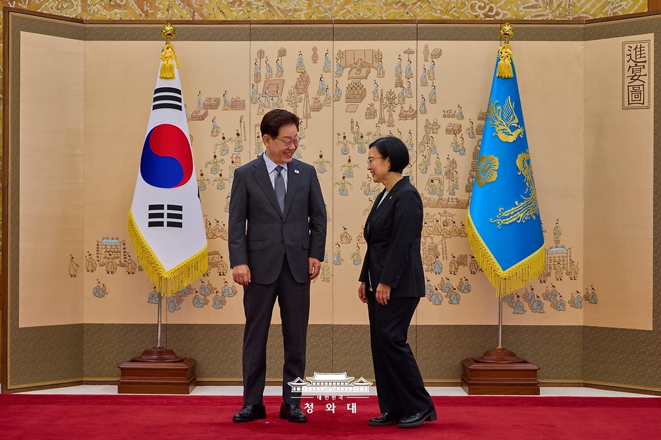 이재명 대통령이 7월 1일 청와대에서 열린 임명장 수여식에서 한성숙 국무총리와 대화하고 있다.