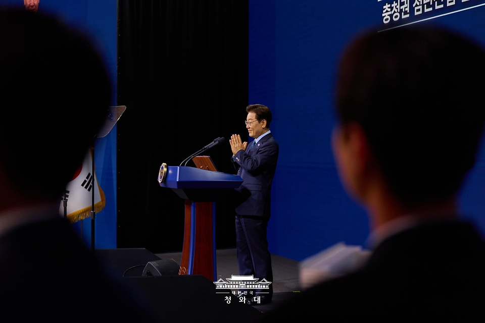 이재명 대통령이 7월 2일 충남 아산시에서 열린 충청권 첨단산업 발전비전 국민보고회에서 축사를 하고 있다.