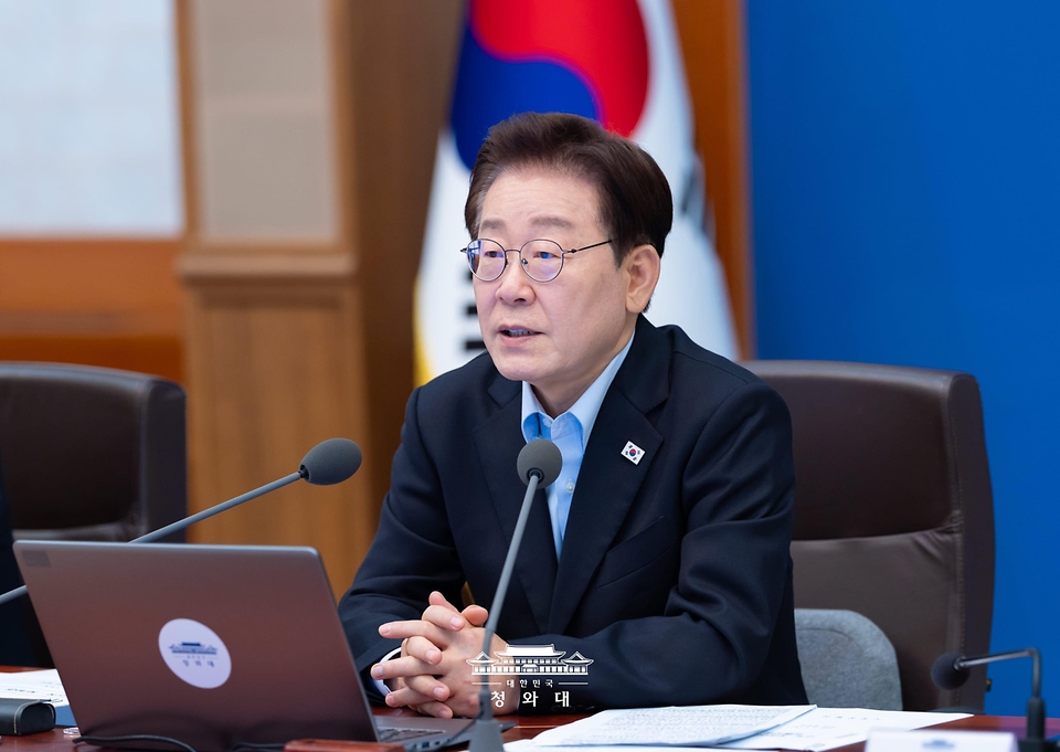 이재명 대통령이 7월 2일 청와대에서 열린 수석보좌관회의에서 발언하고 있다.
