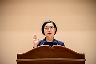 한성숙 국무총리가 7월 2일 세종 다솜로 정부세종청사에서 열린 제50대 국무총리 취임식에서 취임사를 하고 있다.