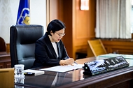 한성숙 신임 국무총리가 7월 1일 세종대로 정부서울청사에 첫 출근을 하고 있다.
