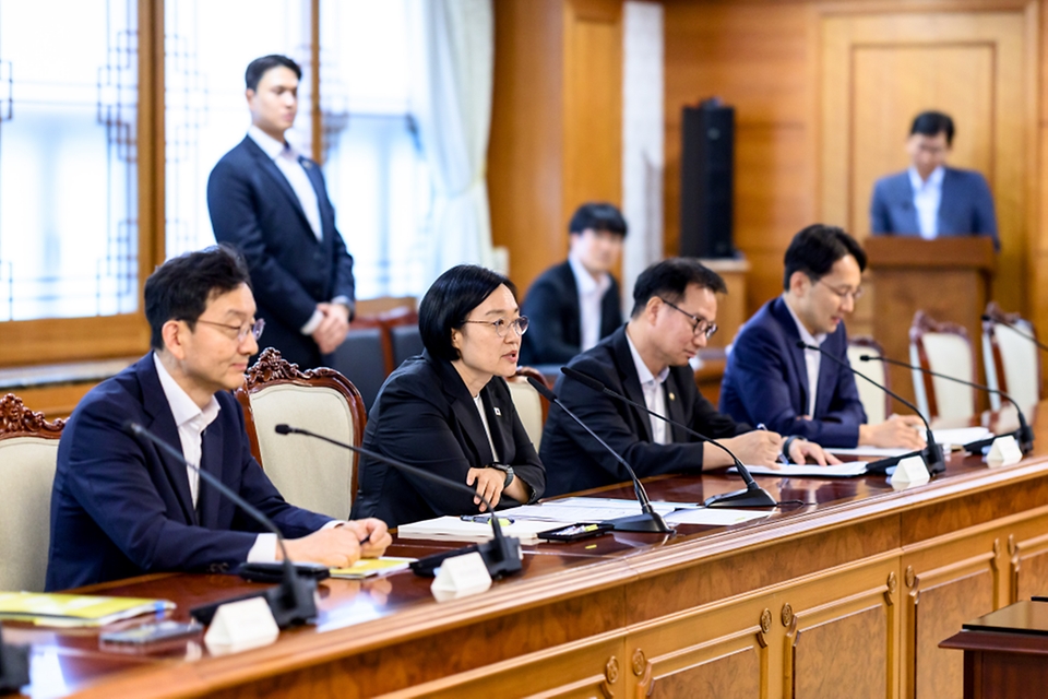 한성숙 국무총리가 7월 1일 세종대로 정부서울청사에서 열린 AI 관계장관 간담회를 주재하고 있다.