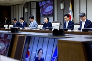 한성숙 국무총리가 7월 2일 세종 다솜로 정부세종청사에서 열린 비상경제본부회의를 주재하고 있다.