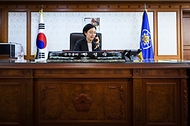 한성숙 신임 국무총리가 7월 1일 세종대로 정부서울청사에 첫 출근을 하고 있다.