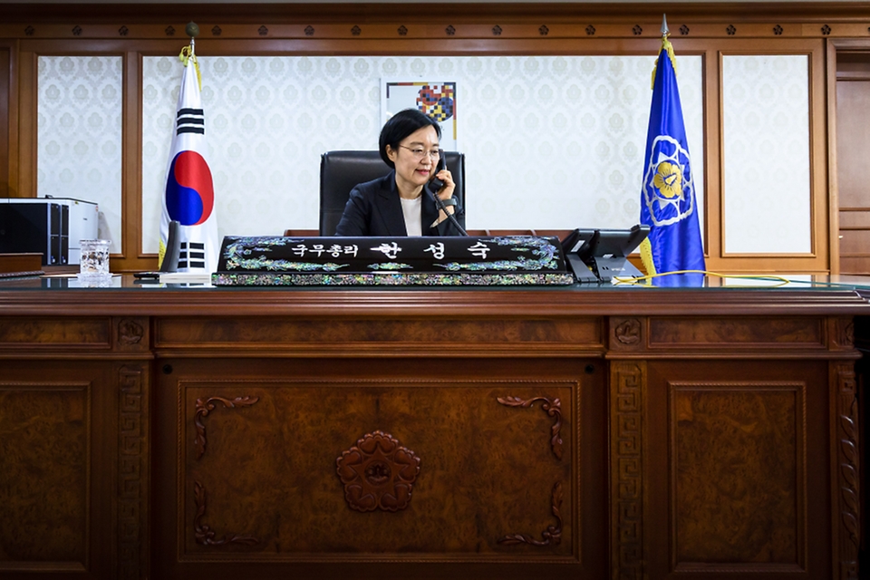 한성숙 신임 국무총리가 7월 1일 세종대로 정부서울청사에 첫 출근을 하고 있다.