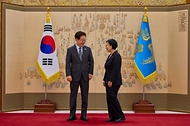 이재명 대통령이 7월 1일 청와대에서 신임 한성숙 국무총리에게 임명장을 수여하고 있다.