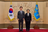 이재명 대통령이 7월 1일 청와대에서 신임 한성숙 국무총리에게 임명장을 수여하고 있다.