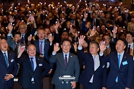 이재명 대통령이 7월 1일 인천 중구 영종도 인스파이어 리조트에서 열린 제22기 민주평통 유라시아 지역회의에서 참석자들과 '평화공존의 빛' 퍼포먼스를 하고 있다.