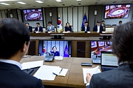 한성숙 국무총리가 7월 2일 세종 다솜로 정부세종청사에서 열린 비상경제본부회의를 주재하고 있다.
