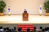 한성숙 국무총리가 7월 2일 세종 다솜로 정부세종청사에서 열린 제50대 국무총리 취임식에서 취임사를 하고 있다.