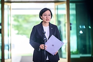 한성숙 신임 국무총리가 7월 1일 세종대로 정부서울청사에 첫 출근을 하고 있다.