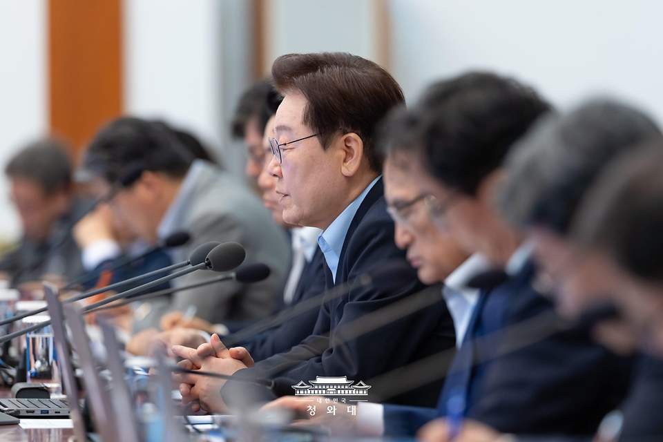 이재명 대통령이 7월 2일 청와대에서 열린 수석보좌관회의에서 발언하고 있다.