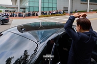 이재명 대통령이 7월 2일 충남 아산시에서 열린 충청권 첨단산업 발전비전 국민보고회에서 시민들과 인사하고 있다.