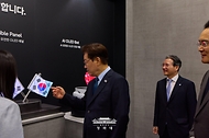 이재명 대통령이 7월 2일 충남 아산시에서 열린 충청권 첨단산업 발전비전 국민보고회에서 삼성디스플레이의 주요 제품을 관람하고 있다.