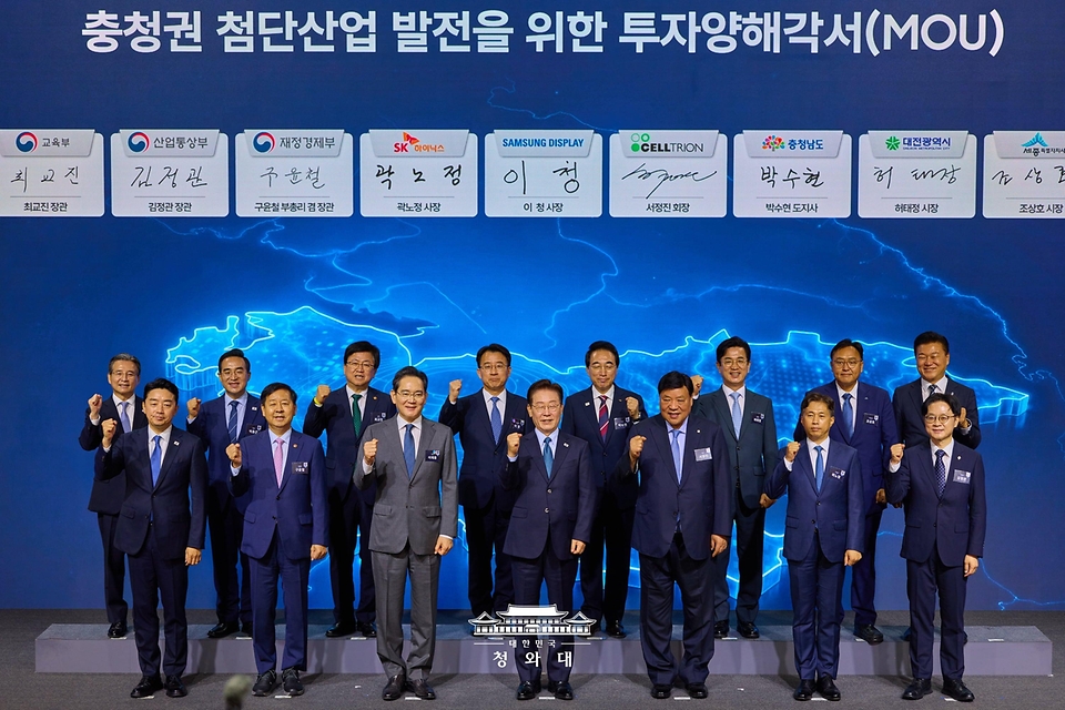 이재명 대통령이 7월 2일 충남 아산시에서 열린 충청권 첨단산업 발전비전 국민보고회에서 참석자들과 기념촬영을 하고 있다.