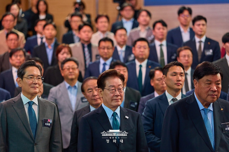 이재명 대통령이 7월 2일 충남 아산시에서 열린 충청권 첨단산업 발전비전 국민보고회에서 참석자들과 기념촬영을 하고 있다.