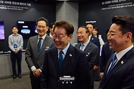 이재명 대통령이 7월 2일 충남 아산시에서 열린 충청권  첨단산업 발전비전 국민보고회에서 삼성디스플레이의 주요 제품을 관람하고 있다.
