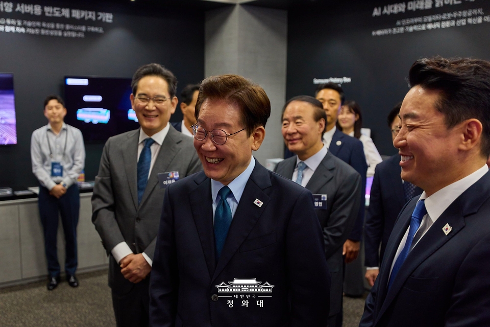 이재명 대통령이 7월 2일 충남 아산시에서 열린 충청권  첨단산업 발전비전 국민보고회에서 삼성디스플레이의 주요 제품을 관람하고 있다.
