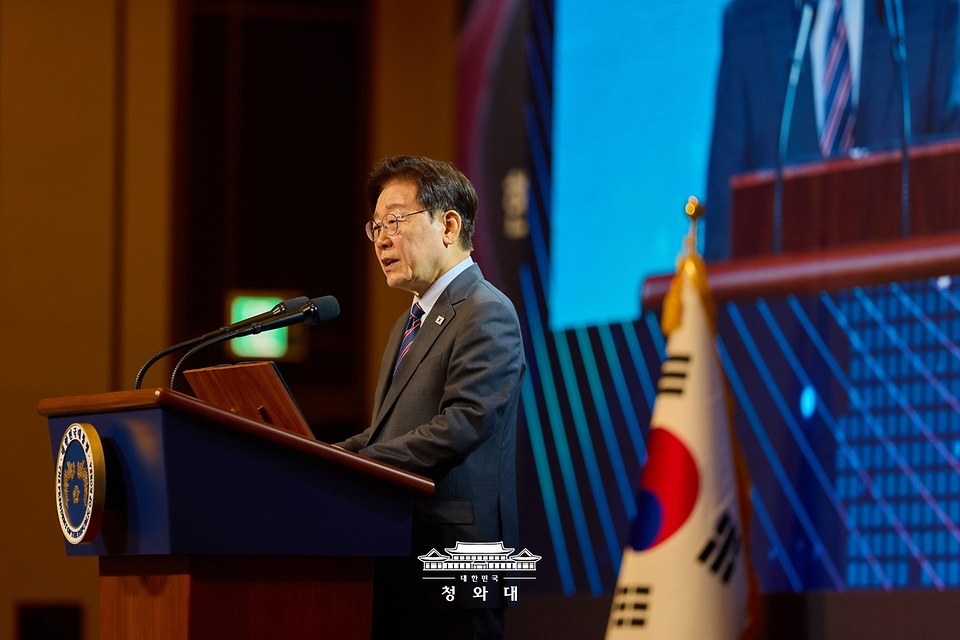 이재명 대통령이 7월 1일 인천 중구 영종도 인스파이어 리조트에서 열린 제22기 민주평통 유라시아 지역회의에서 격려사를 하고 있다.