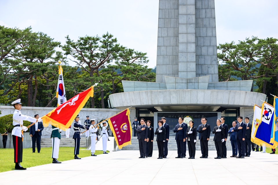 한성숙 국무총리가 7월 1일 동작구 국립서울현충원 현충탑을 참배하고 있다.