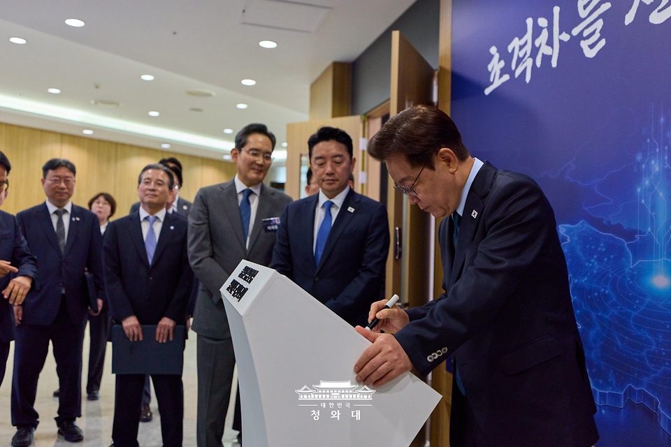 이재명 대통령이 7월 2일 충남 아산시에서 열린 충청권 첨단산업 발전비전 국민보고회에서 전시물 관람을 마친 뒤 방명록에 서명하고 있다.