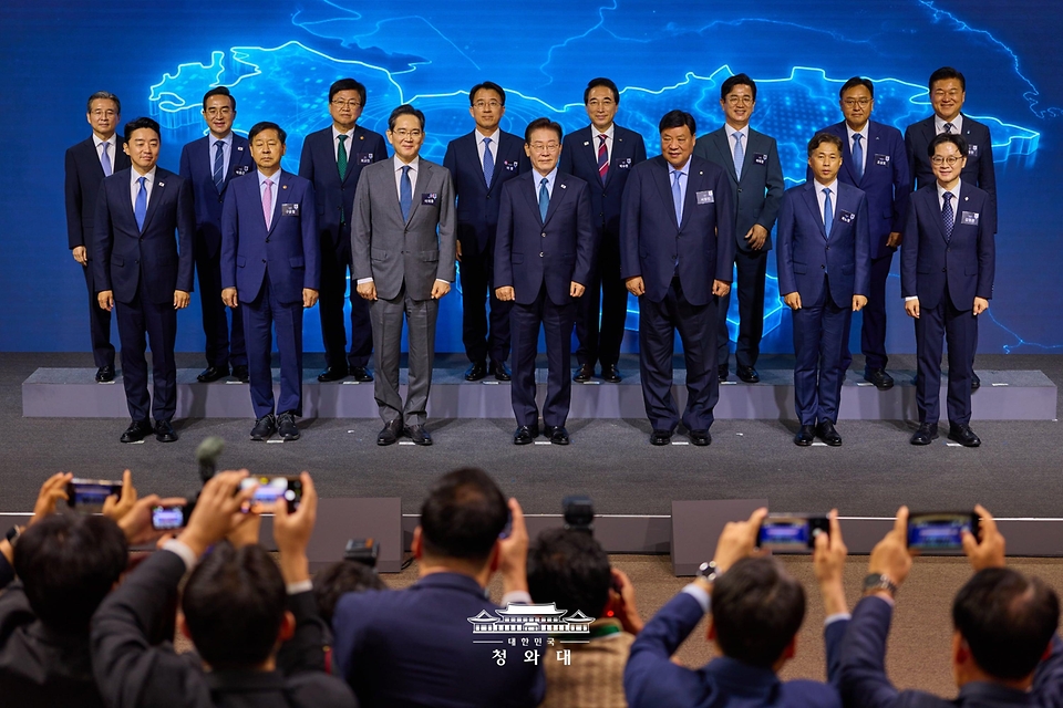 이재명 대통령이 7월 2일 충남 아산시에서 열린 충청권 첨단산업 발전비전 국민보고회에서 참석자들과 기념촬영을 하고 있다.