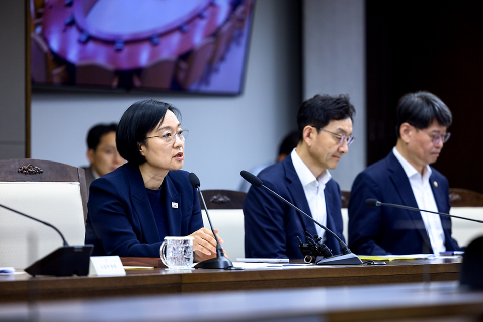 한성숙 국무총리가 7월 2일 세종 다솜로 정부세종청사에서 열린 비상경제본부회의를 주재하고 있다.