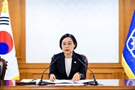 한성숙 국무총리가 7월 1일 세종대로 정부서울청사에서 열린 AI 관계장관 간담회를 주재하고 있다.