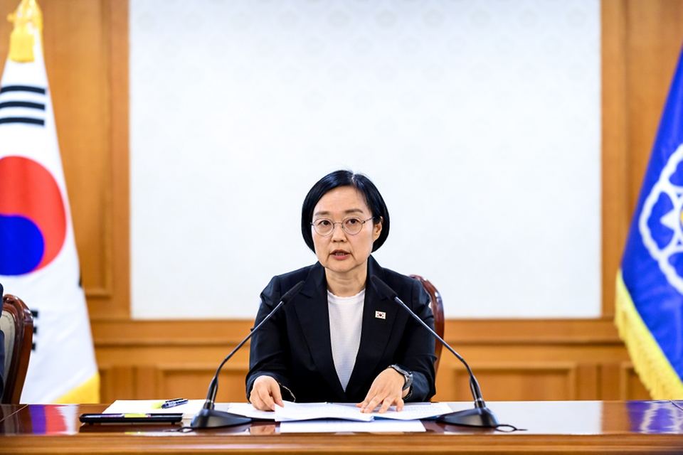 한성숙 국무총리가 7월 1일 세종대로 정부서울청사에서 열린 AI 관계장관 간담회를 주재하고 있다.