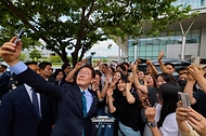 이재명 대통령이 7월 2일 충남 아산시에서 열린 충청권 첨단산업 발전비전 국민보고회에서 시민들과 기념 촬영하고 있다.
