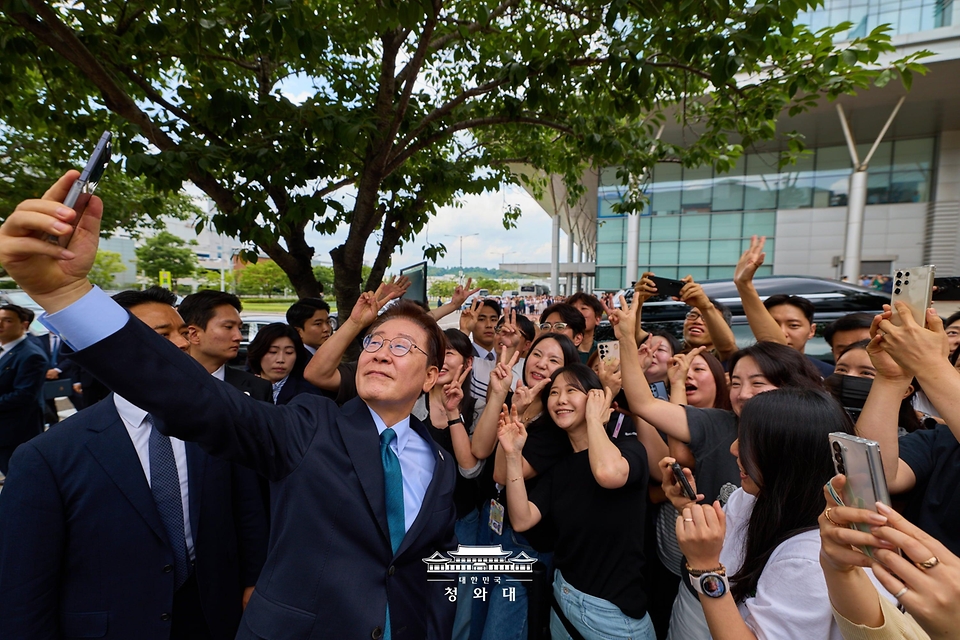 이재명 대통령이 7월 2일 충남 아산시에서 열린 충청권 첨단산업 발전비전 국민보고회에서 시민들과 기념 촬영하고 있다.