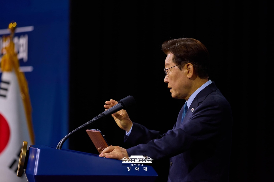 이재명 대통령이 7월 2일 충남 아산시에서 열린 충청권 첨단산업 발전비전 국민보고회에서 축사를 하고 있다.