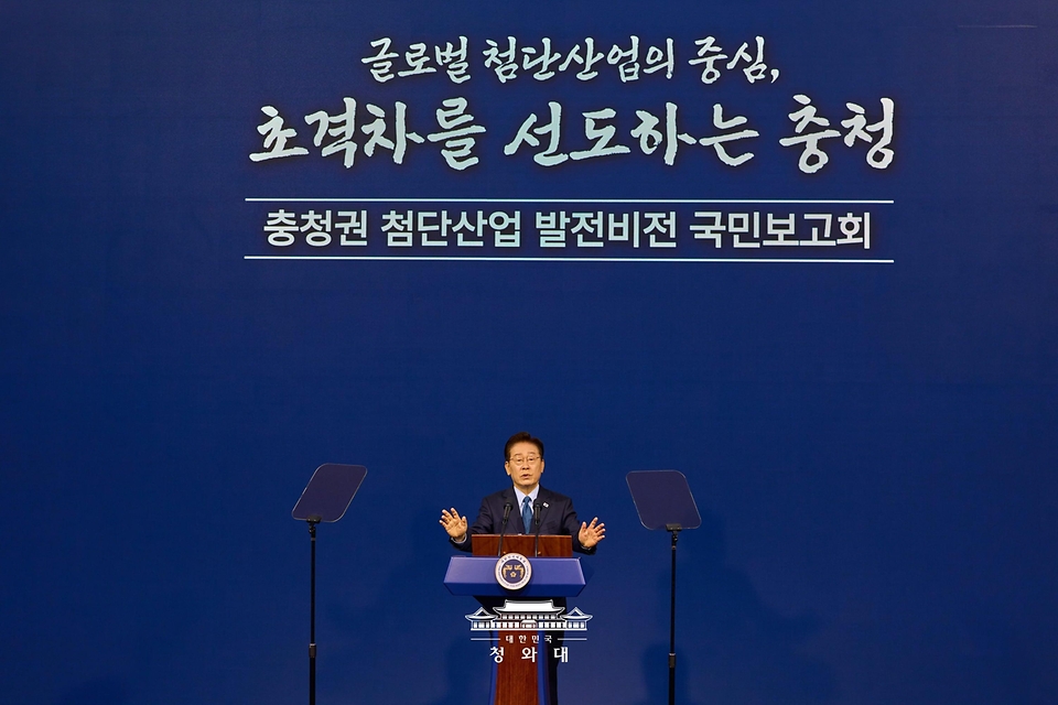 이재명 대통령이 7월 2일 충남 아산시에서 열린 충청권 첨단산업 발전비전 국민보고회에서 축사를 하고 있다.