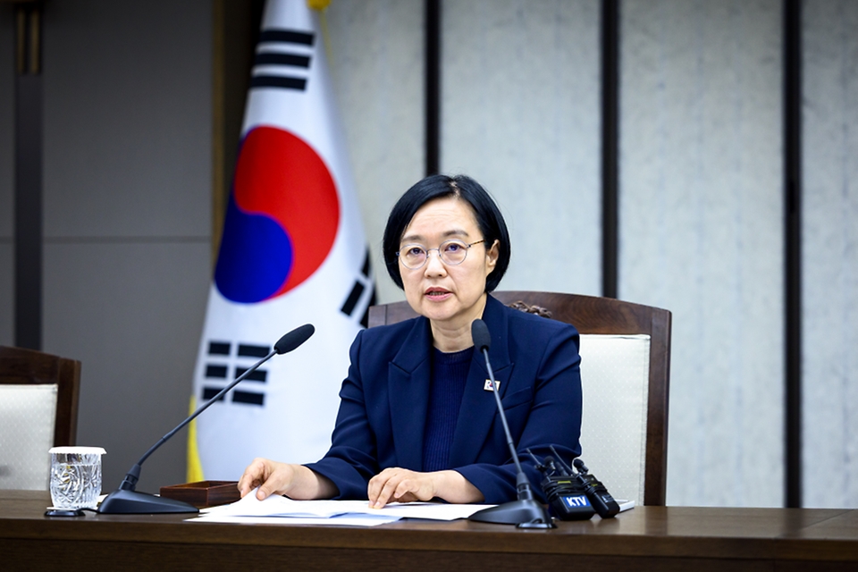 한성숙 국무총리가 7월 2일 세종 다솜로 정부세종청사에서 열린 비상경제본부회의를 주재하고 있다.