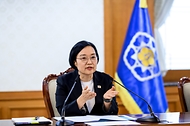 한성숙 국무총리가 7월 1일 세종대로 정부서울청사에서 열린 AI 관계장관 간담회를 주재하고 있다.